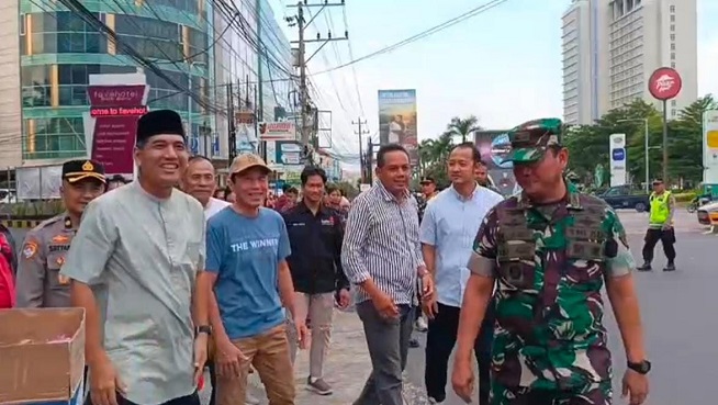 Keren !! Danrem 074 dan Pegiat Sosial Bagikan 2 Ribu Tajil di Sukoharjo