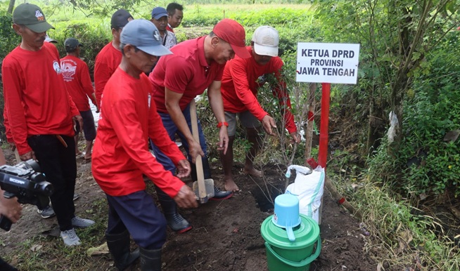 Tanam Bibit Pohon, Sumanto Canangkan Program Jogo Kali Merawat Bumi 
