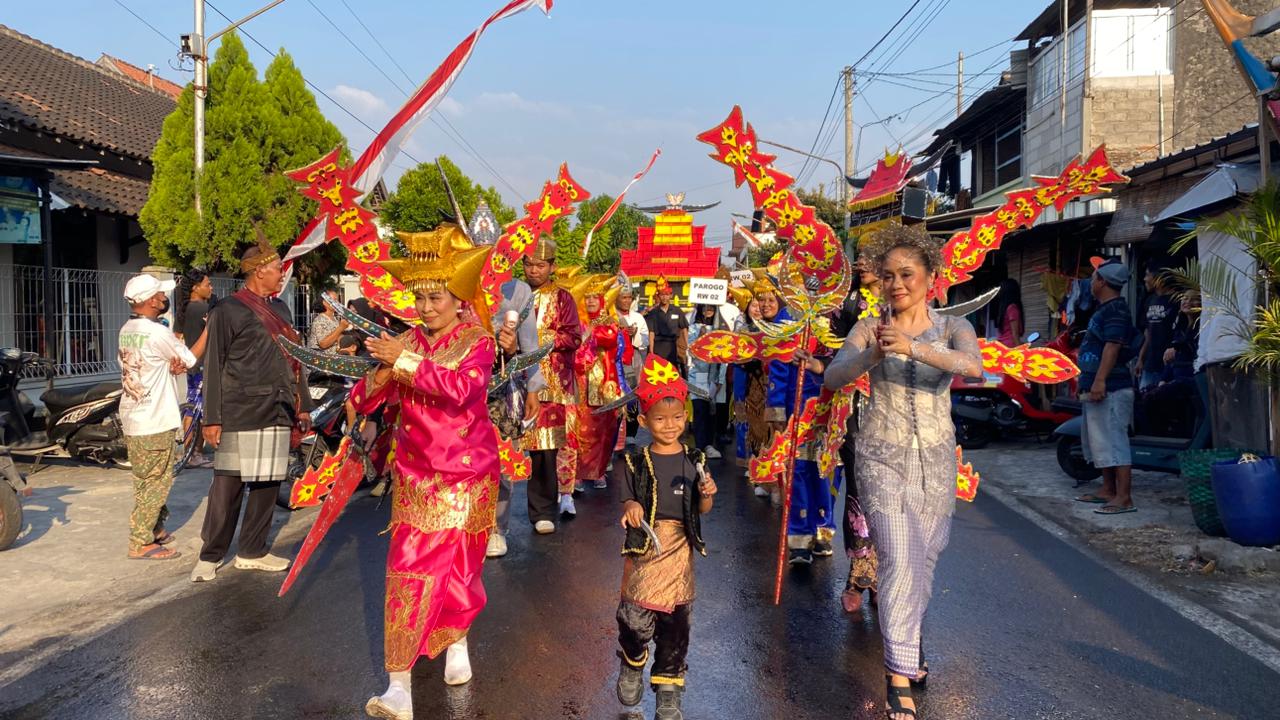 RW 02 Sangkrah Raih 3 Terbaik Karnaval Kirab Budaya Perdana, Tampilkan Kostum Minang dari Bahan Bekas