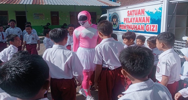 Power Rangers Meriahkan Pembagian Makan Bergizi Gratis di SDN Candi Boyolali
