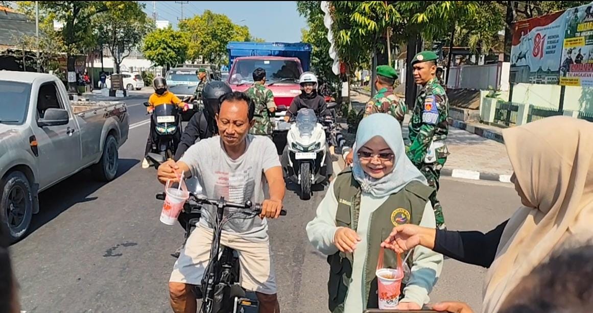 Aksi Peduli Kekeringan di Sragen  Diwarnai Berbagi 1.000  Es Teh, Sembako dan Kursi Roda