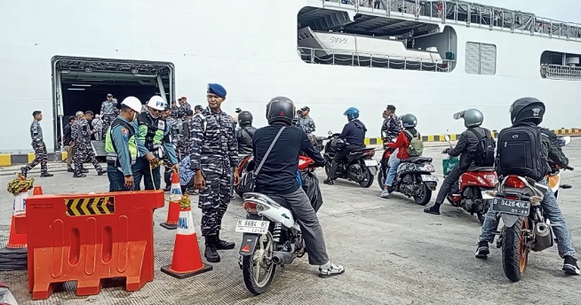 Mudik Gratis, Kapal Perang TNI AL Angkut Warga Kembali ke Jakarta 
