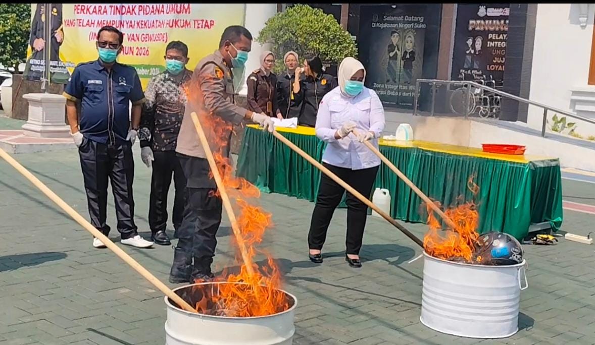Barang Bukti 54 Kasus Kejahatan Dimusnahkan Kejari Sukoharjo: Ratusan Gram Sabu Diblender, Tembakau Dibakar habis!