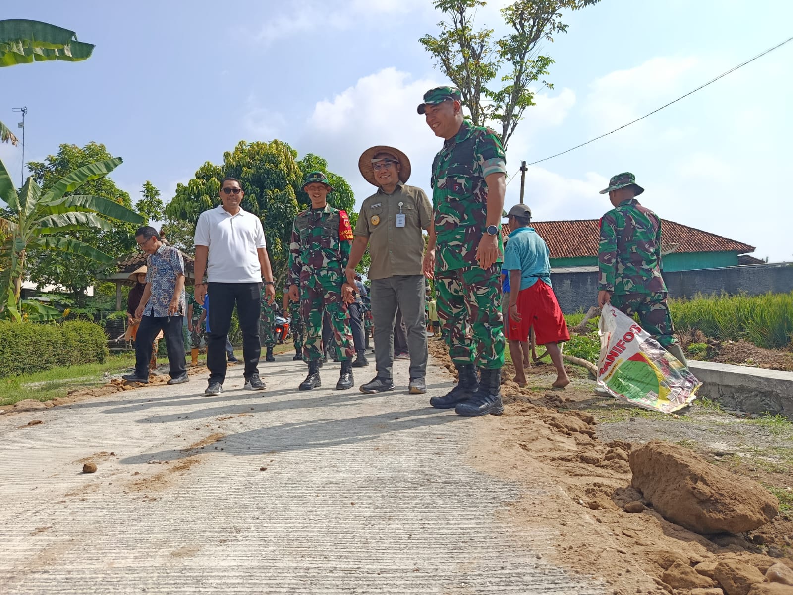Tinjau TMMD Reguler ke-128 di Sragen, Danrem 074/Warastratama Wujud Nyata Kemanunggalan TNI Rakyat Membangun Desa