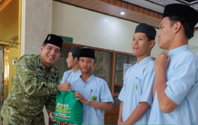Korem 074/Warastratama dan Lanud Adi Soemarmo Gelar Anjangsana, Bagikan 300 Paket Sembako