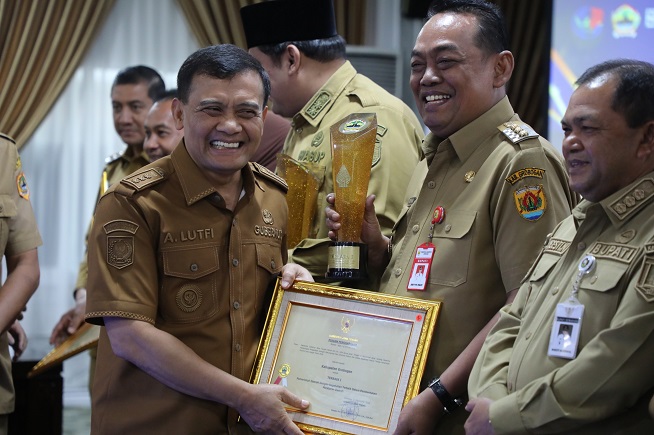 Pemprov Jateng Beri Penghargaan JDIH dan IKD Award 2026