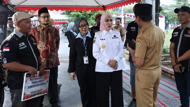 Salurkan Bantuan Tenda, Pemkab Kendal Berharap Kualitas Usaha PKL Meningkat