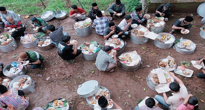 Tradisi Makan Bersama di Makam Leluhur Lereng Merbabu, Wujud Syukur Warga Sambut Ramadan