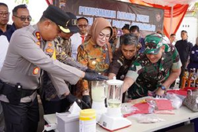 Dekati Lebaran, Ratusan Liter Miras dan Narkoba Dimusnahkan
