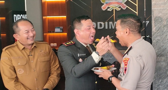 Momen Hangat HUT ke-81 TNI: Dandim dan Kapolres Karanganyar Saling Suap Tumpeng