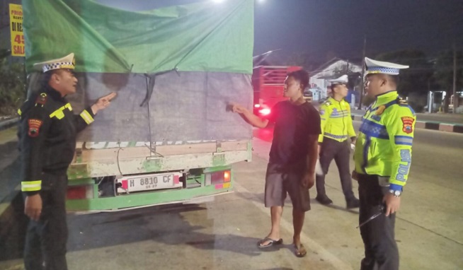 Satlantas Polres Karanganyar Periksa Truk di Exit Tol Kebakkramat, Ada Apa?