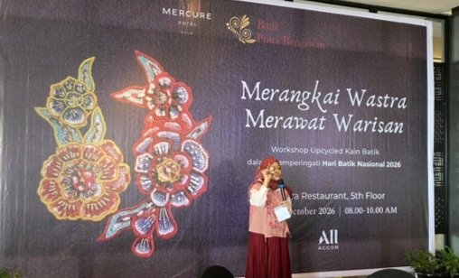 Mercure Solo Gelar Workshop Upcycling Batik dan Yoga Berkain untuk Peringati Hari Batik Nasional